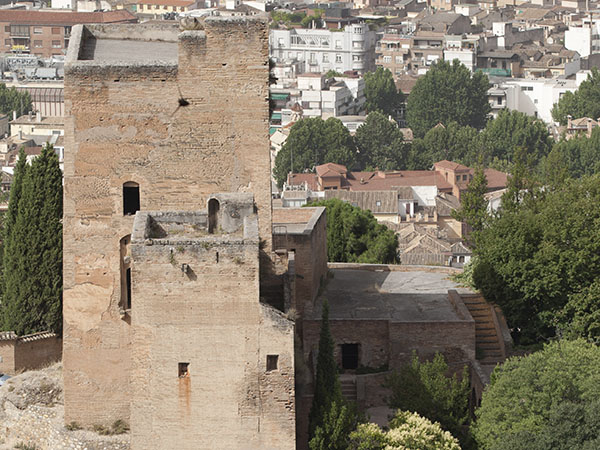 The Gate of the Pomegranates closes off the stretch of wall that links the defences of the Alcazaba Citadel with the so-called Russet Towers